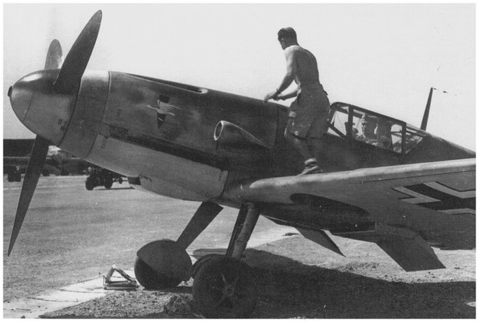 Me Bf 109F-4 R3 du 1.(F) 122 en Sicile été 1942.jpg